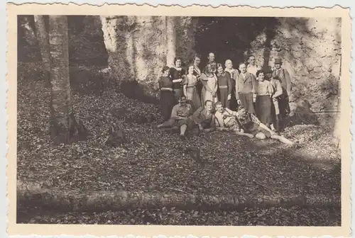 (F8113) Orig. Foto Personen im Wald, Gruppenbild 1935