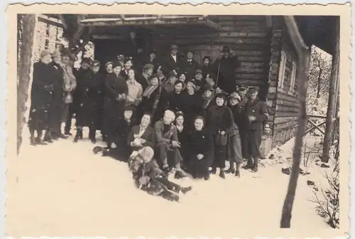 (F8111) Orig. Foto Personen vor der Hütte an der Kuhfelswand, Winter 1935