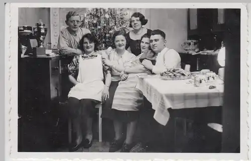 (F8099) Orig. Foto Familie im Wohnzimmer mit Tannenbaum, Silvester 1935