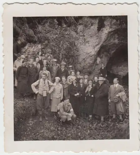 (F8070) Orig. Foto Bismarckgrotte bei Rinnenbrunn, Personengruppe 1935