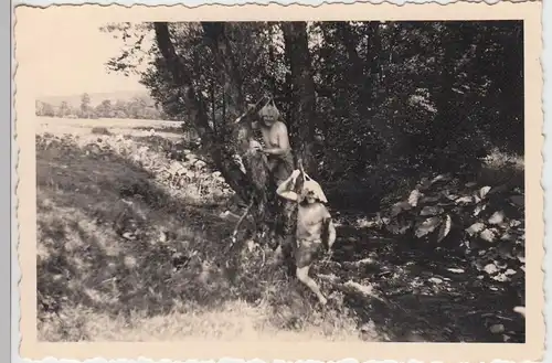 (F8064) Orig. Foto Personen am Fluss Sinn bei Wildflecken, 1935