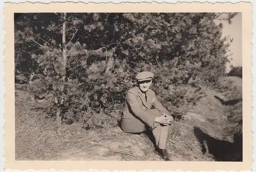 (F8036) Orig. Foto Nürnberg Schießhaus, Herr sitzt am Waldrand 1935