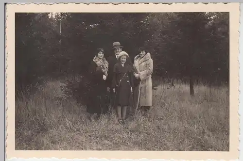 (F8033) Orig. Foto Nürnberg Kraftshof, Personen im Freien 1935