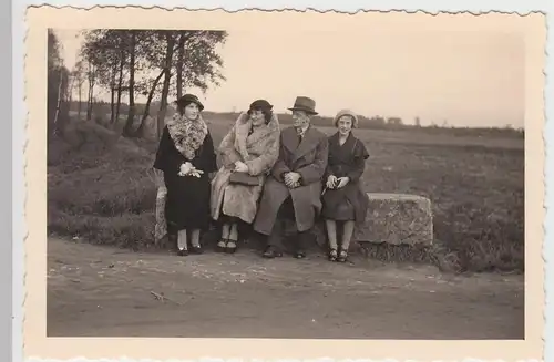 (F8031) Orig. Foto Nürnberg Kraftshof, Personen sitzen auf einem Stein 1935