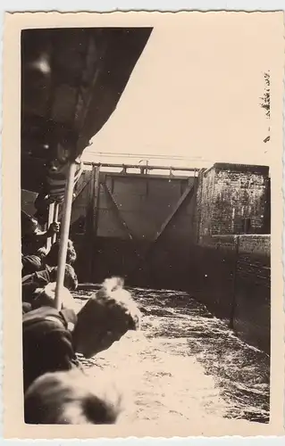 (F8005) Orig. Foto Fahrt an die Oder, Besichtigung einer Schleuse, um 1936