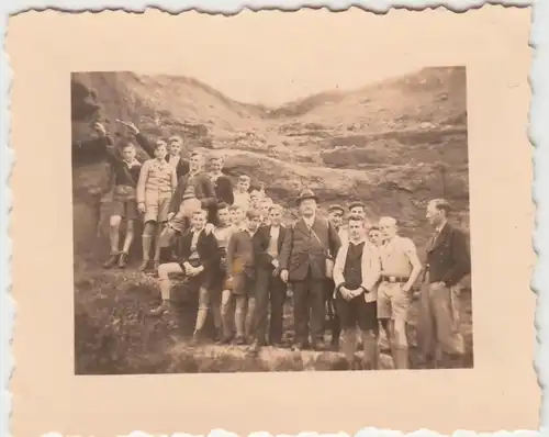 (F7991) Orig. Foto Schulausflug "U II rg", Jungs am Felsen 1936