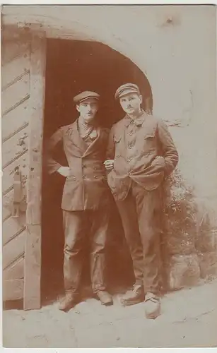 (F7922) Orig. Foto 2 Herren an einem Haus-Tor, 1910/20er