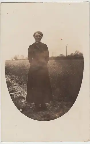 (F7918) Orig. Foto Porträt einer Frau im Freien, Foto im Oval um 1910