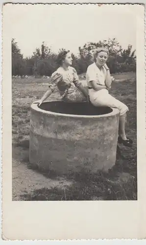 (F7913) Orig. Foto junge Damen auf rundem Betonelement, Brunnen, Mähr. Trübau 19