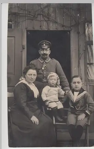 (F7912) Orig. Foto 1. WK Soldat mit Familie vor Baracke, 1914-18