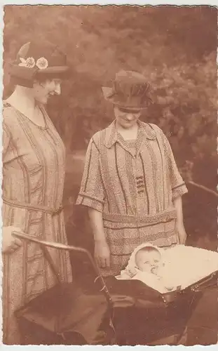 (F7910) Orig. Foto Damen mit Kinderwagen, Baby Werner 6,5 Mon. 1920er