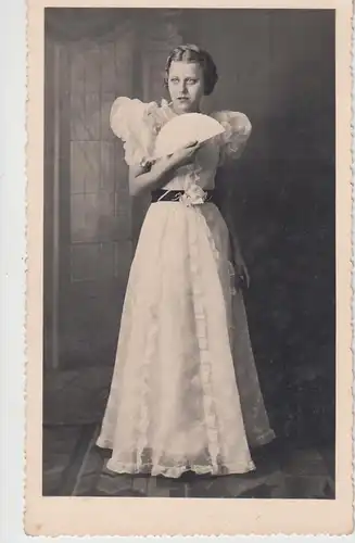 (F7908) Orig. Foto junge Frau (17 J.) im Kleid mit Fächer, Studio Mähr. Trübau v