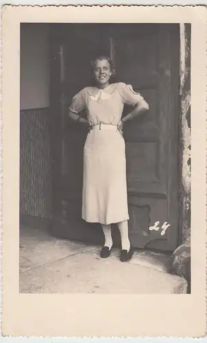 (F7906) Orig. Foto junge Frau Hertha an einer Tür, 1920er