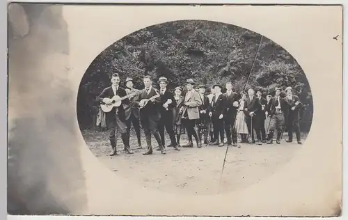 (F7900) Orig. Foto Wanderer und Musiker, Foto im Oval 1910/20er