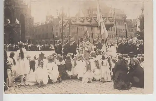 (F7897) Orig. Foto Festakt auf Marktplatz, religiöse Zeremonie, unbek. Ort 1920e