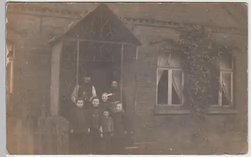 (F7887) Orig. Foto Personen / Kinder vor einem Hauseingang, 1910er