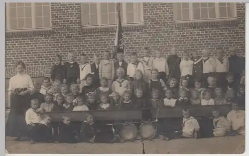 (F7877) Orig. Foto Schulklasse m. Tischen, Trommeln u. Fahne vor Gebäude, 1910er
