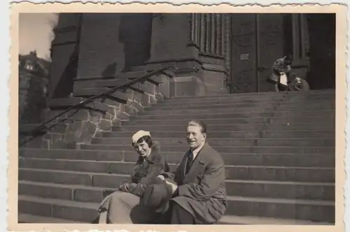 (F7861) Orig. Foto Chemnitz, feine Dame und Herr vor Kirche St. Markus, um 1933