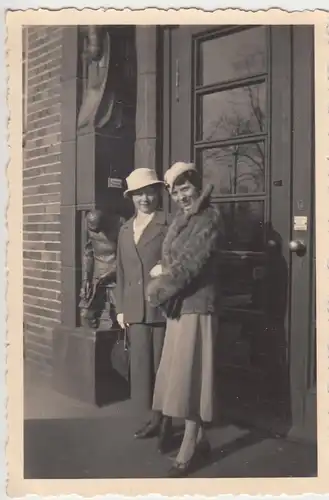 (F7860) Orig. Foto 2 Damen in schicker Kleidung an einer großen Tür, Chemnitz um