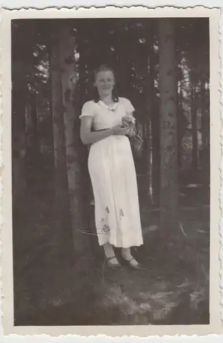 (F7849) Orig. Foto junge Frau Lotte Barth im Wald 1933