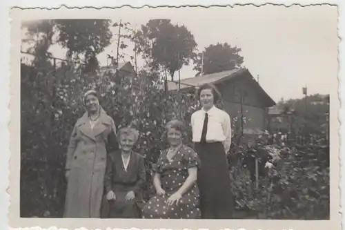 (F7842) Orig. Foto Lößnitz (Erzgeb.), Personen im Garten 1933