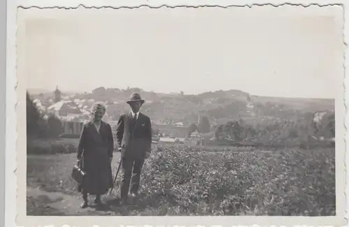 (F7838) Orig. Foto Lößnitz (Erzgeb.), Paar auf dem Weg zum oberen Bahnhof, 1933