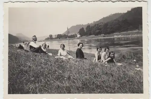 (F7820) Orig. Foto Bad Schandau 1932, Personen liegen am Elbufer