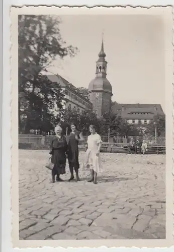 (F7804) Orig. Foto Bad Schandau, Frauen vor der Kirche, Sommer 1932