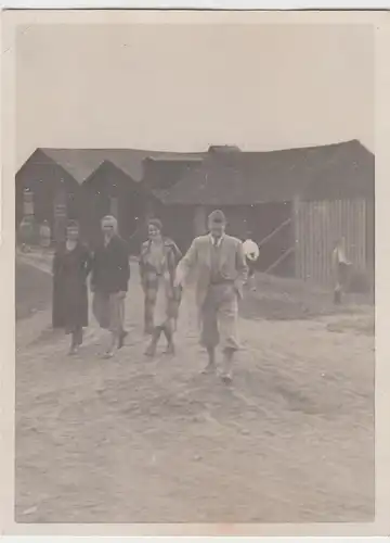 (F7797) Orig. Foto Personen vor Holzbaracken §Das Kleeblatt" 1932-33