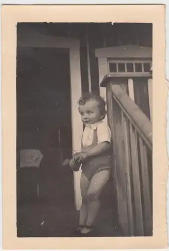 (F7790) Orig. Foto kleines Kind Edgar Lindner am Geländer, um 1933