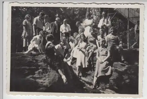 (F7787) Orig. Foto Grüna, Personen auf dem Totenstein, um 1933