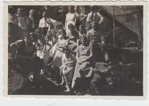 (F7784) Orig. Foto Grüna, Personen auf dem Totenstein, um 1933