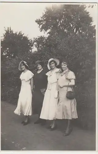 (F7775) Orig. Foto Mütter mit ihren Töchtern, Spaziergang 1933