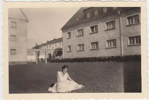 (F7773) Orig. Foto junge Frau auf Wiese zwischen Wohnhäusern (vermutl. Chemnitz)