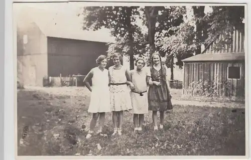 (F7764) Orig. Foto Pockau-Lengefeld, Mädchen im Garten des Gasthofes 1930