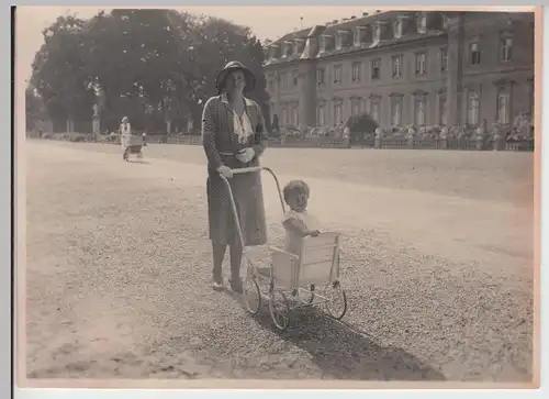 (F7692) Orig. Foto Mutter m. Kind im kl. Wagen, Schlossgarten Ludwigsburg 1931