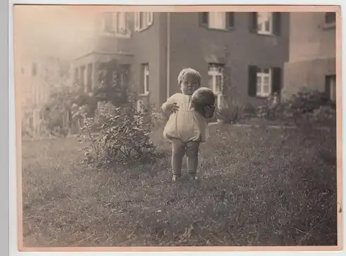 (F7691) Orig. Foto Ludwigsburg, Silcherstraße 13, Kind Hans m. Ball i. Vorgarten