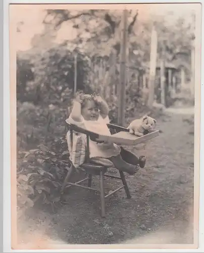 (F7684) Orig. Foto Ludwigsburg, Baby Hans im Garten Silcherstr. 13, Kindersitz 1