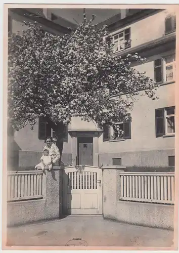 (F7681) Orig. Foto Ludwigsburg, Silcherstraße 15, Frau m. Baby am Eingang, 1930