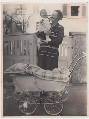 (F7677) Orig. Foto Mutter m. Baby i.d. Silcherstraße 13 i. Ludwigsburg, 1930