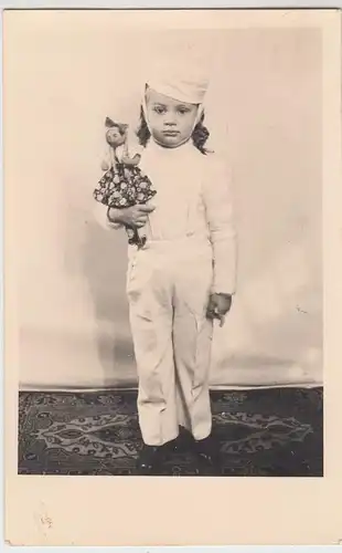 (F7649) Orig. Foto kleines Mädchen Hannelore mit Puppe, um 1945