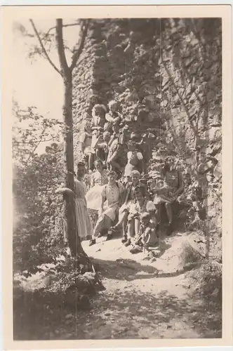 (F7638) Orig. Foto Personengruppe an der Ruine Diepoldsburg (Rauber) um 1946