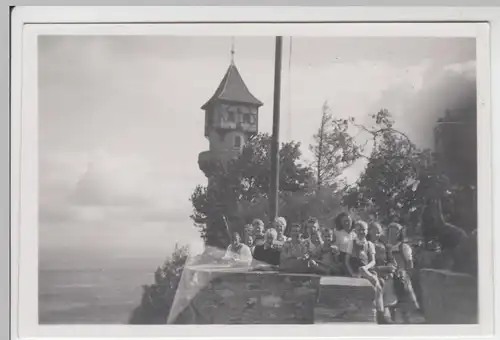 (F7636) Orig. Foto Burg Teck, Personen vor dem Teckturm, um 1946