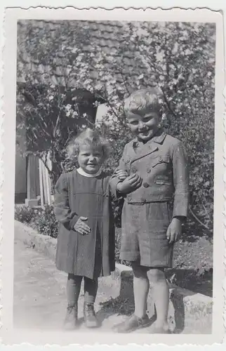 (F7634) Orig. Foto Giengen, kleine Kinder im Garten 1946