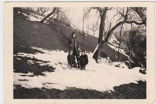 (F7632) Orig. Foto Neulautern, Personen mit Schlitten am Hang, Januar 1944