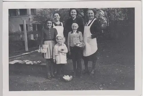 (F7631) Orig. Foto Frauen und Kinder mit Ostergeschenken am Sandkasten 1943