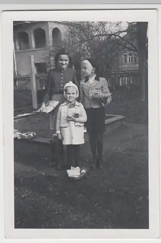 (F7630) Orig. Foto Kinder mit Ostergeschenken am Sandkasten 1943