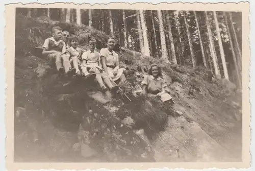 (F7625) Orig. Foto Ettmannsweiler, Kinder sitzen am Hang 1944