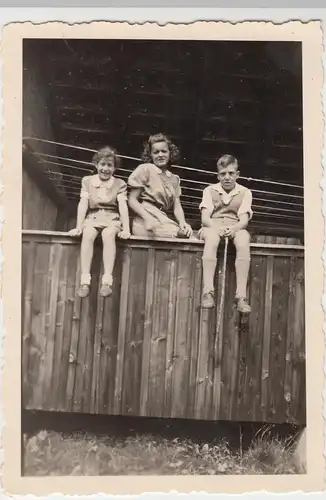 (F7624) Orig. Foto Ettmannsweiler, Frau und Kinder sitzen auf einer Brüstung 194