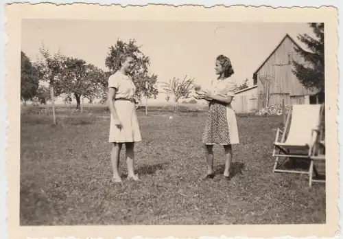 (F7623) Orig. Foto Ettmannsweiler, Mädchen auf Wiese mit Liegestühlen, 1944
